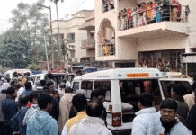 মলীন চাঁদের আলো চিরে পাড়ায় আঁধার নিয়ে এল স্বর্গরথ