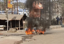 হঠাৎ জ্বলে উঠল সিগনালে দাঁড়িয়ে থাকা বাইক, এলাকায় আতঙ্ক