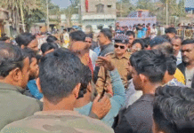 জাতীয় সড়কে দুর্ঘটনায় মৃত্যু, পথ অবরোধ করে ক্ষতিপূরণের দাবি