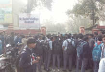 পরীক্ষার নামে টাকা চাওয়ার অভিযোগ, জাতীয় সড়ক অবরোধ পডুয়াদের