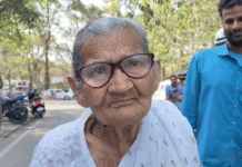 অজানা শহরে অসুস্থ ছেলের খোঁজে বৃদ্ধা মা, পরিবারের হাতে তুলে দিল পুলিশ