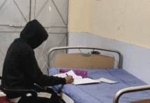 সেলাইন হাতে, হাসপাতালের বেডে বসেই পরীক্ষা মাধ্যমিক পরীক্ষার্থীর