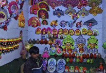 দোল উপলক্ষ্যে ব্যস্ততা পুরুলিয়ার মুখোশ গ্রামে