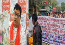 বিজেপি নেতার গ্রেফতারের দাবিতে থানা ঘেরাও আদিবাসী সমাজের