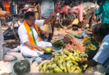 প্রচারে বেরিয়ে সবজি বিক্রি বিজেপি প্রার্থীর