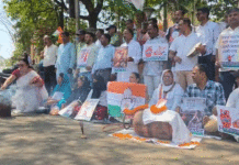 গ্যাস সিলিন্ডারকে শবশয্য়া হিসেবে সাজিয়ে মাটির চুল্লিতে রান্না, অভিনব প্রতিবাদ