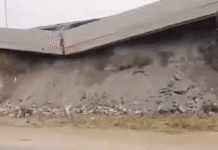 ভেঙে পড়ল জাতীয় সড়কের উড়ালপুলের গার্ডওয়ালের একাংশ