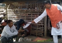 চাষীদের হাতে প্রধানমন্ত্রীর চিঠি দিয়ে পরিবর্তন যাত্রায় যোগদানের আহ্বান