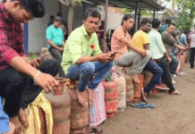 রান্নার গ্যাস নিয়ে ভোগান্তি অব্যাহত, শিল্পাঞ্চলেও ধরা পড়ল সেই ছবি