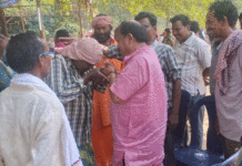 কালীপুজোয় নরনারায়ণ সেবায় উপস্থিত হয়ে জনসংযোগ তৃণমূল প্রার্থীর