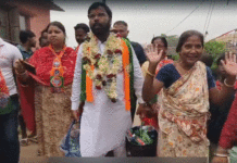 ভোট প্রচারে বেরিয়ে বৃদ্ধার জলের বালতি বয়ে দিলেন প্রার্থী