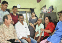 নিহতের বাড়িতে অধীর: তৃণমূলকে তীব্র আক্রমণ, হুঁশিয়ারি হাইকোর্টের