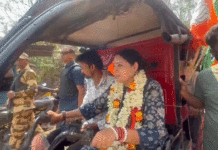 চালকের আসনে প্রার্থী ! টোটো চালিয়ে জনসংযোগ অগ্নিমিত্রার