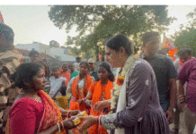 অগ্নিমিত্রার ‘ঘরোয়া’ রাজনীতি: সিঁদুর-আলতায় মহিলাদের মন জয়ের চেষ্টা