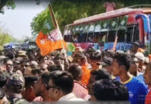 যোগীর সভা থেকে ফেরার পথে বিজেপি কর্মীদের বাসে আক্রমণ