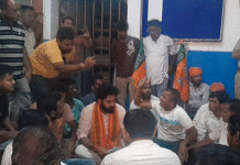 ঝান্ডা টাঙানো ঘিরে বারাবনিতে তৃণমূল-বিজেপি সংঘর্ষ