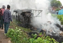 রাস্তায় বিদ্যুৎবাহী তারের সাথে সংস্পর্শে পুড়ে ছাই খড় বোঝাই পিকআপ ভ্যান