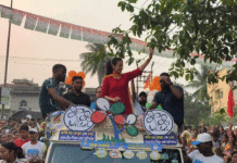 দুর্গাপুরে কোয়েল মল্লিকের রোড শোয়ে জনজোয়ার