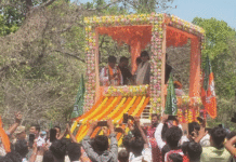 বিজেপি প্রার্থীর সমর্থনে বাঁকুড়ায় মহাগুরু মিঠুনের রোড শো,উপচে পড়ল ভিড়