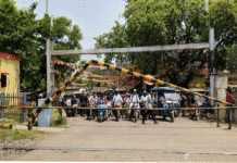 গাড়ির ধাক্কায় ভাঙল রেলগেট, যানজটে নাকাল সাধারণ মানুষ