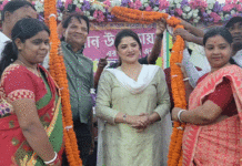 তৃণমূল কংগ্রেস প্রার্থী বিধান উপাধ্যায়ের সমর্থনে প্রচারে টলিউড অভিনেত্রী শ্রাবন্তী চট্টোপাধ্যায়