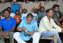 আদিবাসী ঘরে মধ্যাহ্নভোজ, জনসংযোগে অন্য মেজাজে তৃণমূল প্রার্থী