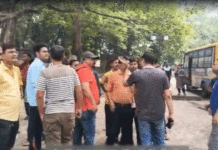 বাসের জন্য অপেক্ষা, দুর্গাপুরে বিক্ষোভ ভোটকর্মীদের