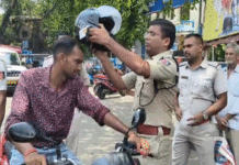 শাস্তি নয় উপহার: হেলমেট বিলি পুলিশের
