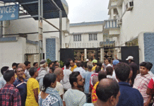 দোকান উচ্ছেদের নোটিস ঘিরে বিক্ষোভ হকারদের