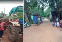 অবৈধ বালি বোঝাই ট্রাক্টর আটক গ্রামবাসীদের