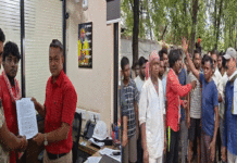 দেন্দুয়ায় শ্রমিক অসন্তোষ: গঙ্গাজল ছিটিয়ে অভিনব প্রতিবাদ