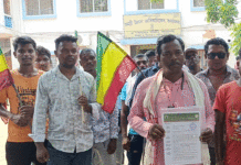 আদিবাসী অধিকার ও স্কুল চালুর দাবিতে বিডিও অফিসে বিক্ষোভ