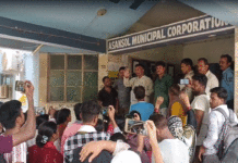 জন্ম শংসাপত্র না মেলায় কুলটি বোরো কার্যালয়ে বিক্ষোভ: উত্তপ্ত পরিস্থিতি
