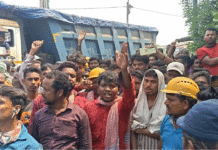 শোষণ ও বঞ্চনার প্রতিবাদে উত্তপ্ত সালানপুর: স্টিল কারখানায় শ্রমিকদের বিক্ষোভ