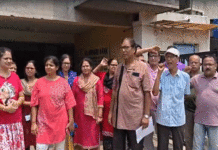 মিলছে না পরিষেবা, বিল্ডারের বিরুদ্ধে প্রতিবাদে সামিল আবাসিকরা