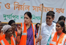দুর্গাপুরে ঝাড়ু হাতে রাস্তায় মন্ত্রী, দিলেন কড়া বার্তা