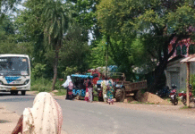 মহিলা দেখলে দাঁড়াচ্ছে না সরকারি বাস, বিতর্ক
