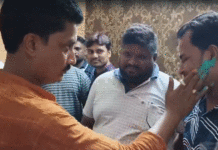 সবুজ আবির মাখিয়ে তৃণমূল নেতাকে ফেরালেন বিজেপি নেতা
