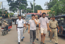 কোমরে দড়ি বেঁধে ধৃতদের হাঁটানো, পুলিশের পদক্ষেপে তুঙ্গে বিতর্ক