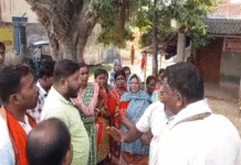 জব কার্ড আটকে রাখার অভিযোগ, আদিবাসীদের বিক্ষোভ
