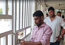 বারাবনিতে তৃণমূলের কার্যালয়ে প্রশাসনের তালা, তুঙ্গে রাজনৈতিক বিতর্ক