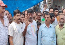 দুর্গাপুরে দোকান উচ্ছেদের দাবিকে কেন্দ্র করে ব্যবসায়ীদের বিক্ষোভ