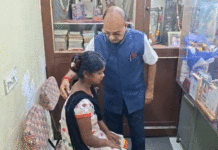 ডক্টরস ডে”তে স্টেথোস্কোপ হাতে মন্ত্রী, দেখলেন শতাধিক রোগী
