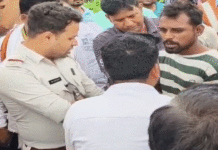 দিনে দুপুরে সোনার দোকানে চুরির চেষ্টা,স্থানীয়দের তৎপরতায় পাকড়াও চোর