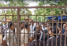 পুলিশের ‘দ্বিচারিতা’র প্রতিবাদে উত্তাল আসানসোল আদালত!