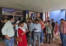চাকরি হারানোর আশঙ্কায় আসানসোল ইএসআই হাসপাতালের চুক্তিভিত্তিক চিকিৎসক ও স্বাস্থ্য কর্মীরা