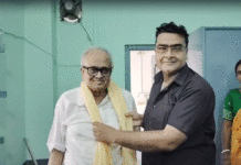 চিকিৎসক দিবসে বিশিষ্ট চিকিৎসককে সংবর্ধনা