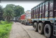 রাস্তা সংস্কারের দাবিতে রানীগঞ্জে বিক্ষোভ, অবরুদ্ধ ভারী যানবাহন